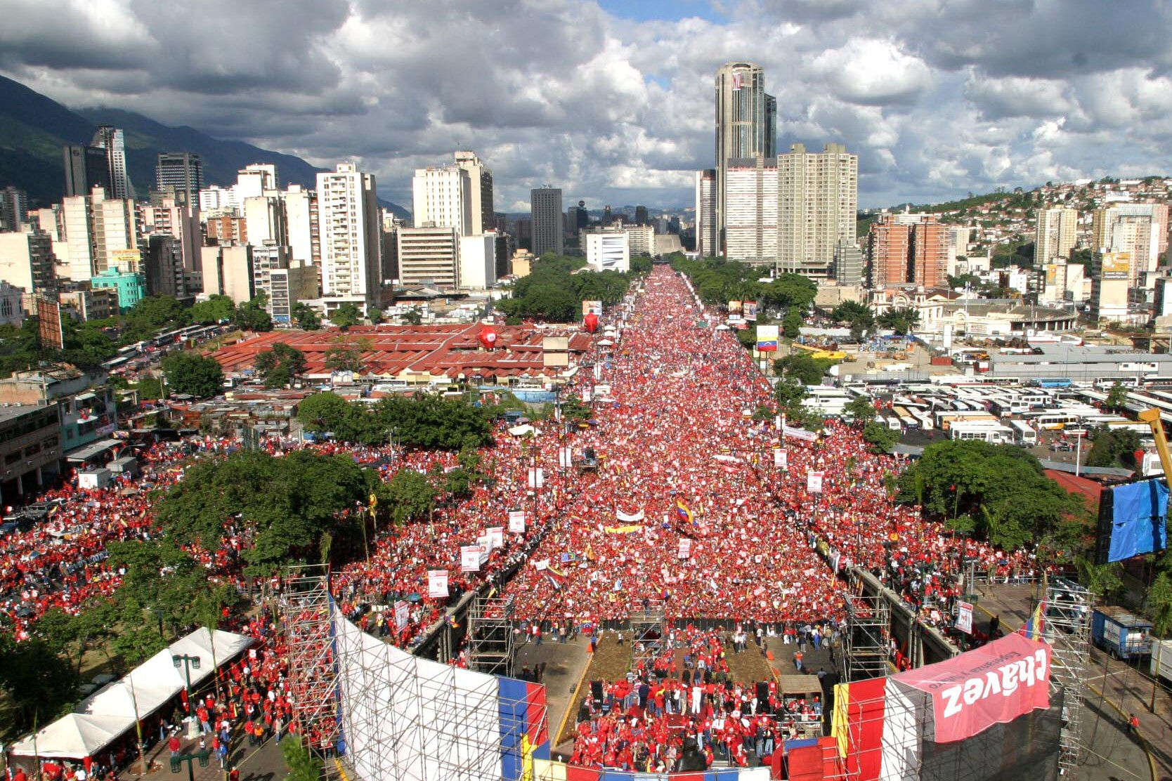 crowd for chavez